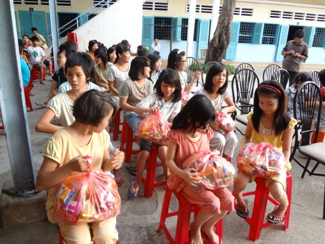 Đoàn từ thiện Đạo Phật Ngày Nay tặng quà tại Trường khiếm thị Nguyễn Đình Chiểu và Trung tâm Giáo dục Dạy nghề Thiếu niên TP. HCM