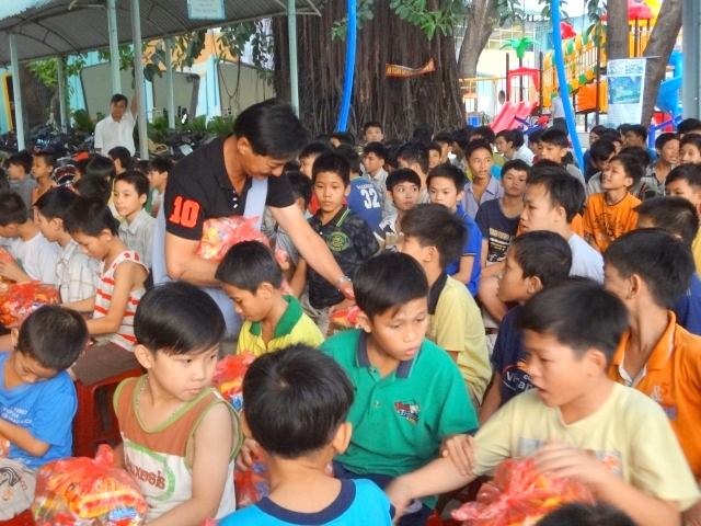 Đoàn từ thiện Đạo Phật Ngày Nay tặng quà tại Trường khiếm thị Nguyễn Đình Chiểu và Trung tâm Giáo dục Dạy nghề Thiếu niên TP. HCM