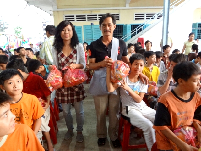 Đoàn từ thiện Đạo Phật Ngày Nay tặng quà tại Trường khiếm thị Nguyễn Đình Chiểu và Trung tâm Giáo dục Dạy nghề Thiếu niên TP. HCM