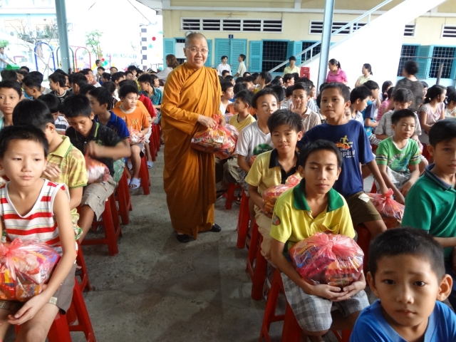 Đoàn từ thiện Đạo Phật Ngày Nay tặng quà tại Trường khiếm thị Nguyễn Đình Chiểu và Trung tâm Giáo dục Dạy nghề Thiếu niên TP. HCM