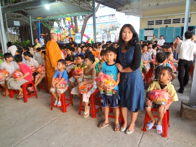 Đoàn từ thiện Đạo Phật Ngày Nay tặng quà tại Trường khiếm thị Nguyễn Đình Chiểu và Trung tâm Giáo dục Dạy nghề Thiếu niên TP. HCM