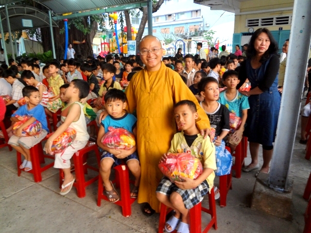 Đoàn từ thiện Đạo Phật Ngày Nay tặng quà tại Trường khiếm thị Nguyễn Đình Chiểu và Trung tâm Giáo dục Dạy nghề Thiếu niên TP. HCM