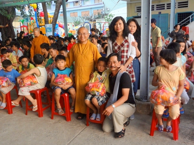Đoàn từ thiện Đạo Phật Ngày Nay tặng quà tại Trường khiếm thị Nguyễn Đình Chiểu và Trung tâm Giáo dục Dạy nghề Thiếu niên TP. HCM