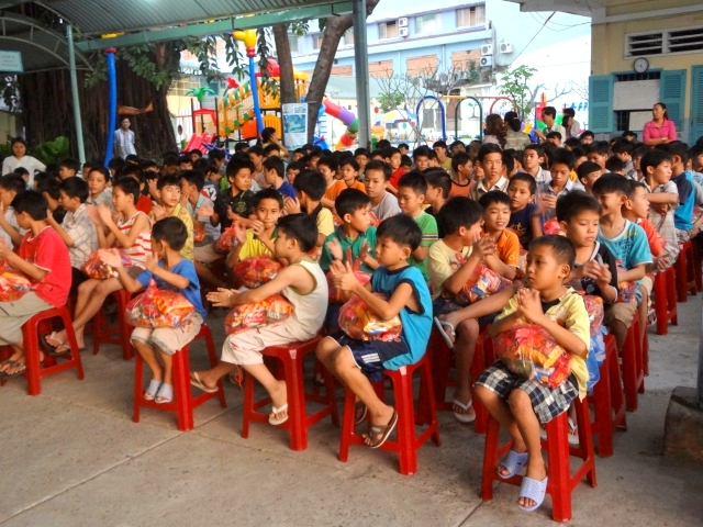 Đoàn từ thiện Đạo Phật Ngày Nay tặng quà tại Trường khiếm thị Nguyễn Đình Chiểu và Trung tâm Giáo dục Dạy nghề Thiếu niên TP. HCM