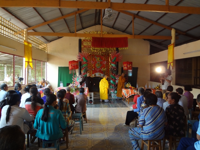 Đoàn từ thiện Đạo Phật Ngày Nay tặng quà và thuyết giảng tại TP. Cần Thơ