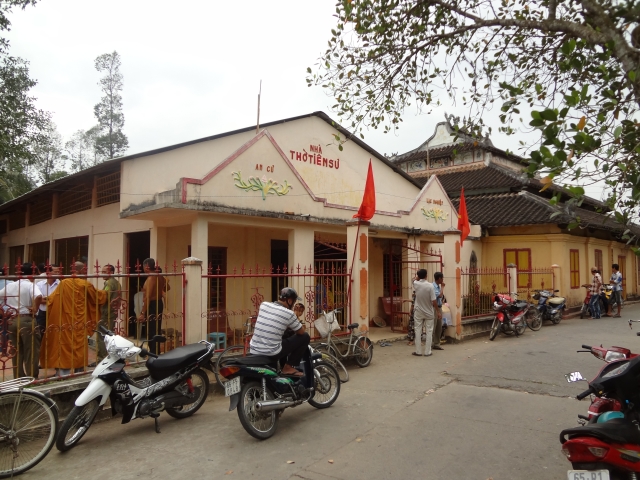 Đoàn từ thiện Đạo Phật Ngày Nay tặng quà và thuyết giảng tại TP. Cần Thơ
