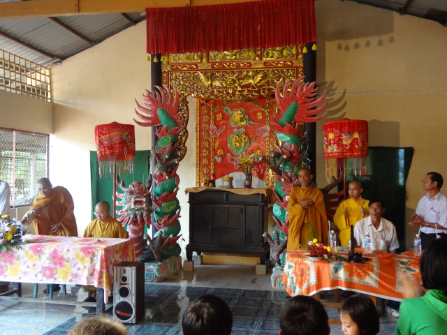 Đoàn từ thiện Đạo Phật Ngày Nay tặng quà và thuyết giảng tại TP. Cần Thơ