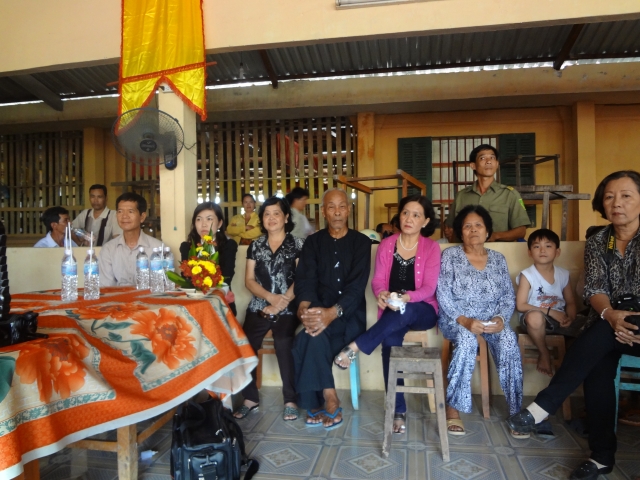 Đoàn từ thiện Đạo Phật Ngày Nay tặng quà và thuyết giảng tại TP. Cần Thơ