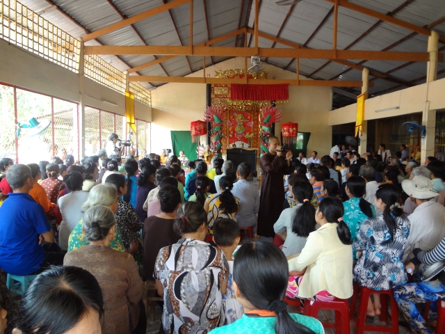 Đoàn từ thiện Đạo Phật Ngày Nay tặng quà và thuyết giảng tại TP. Cần Thơ