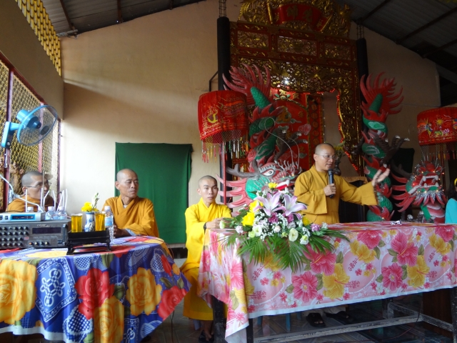 Đoàn từ thiện Đạo Phật Ngày Nay tặng quà và thuyết giảng tại TP. Cần Thơ