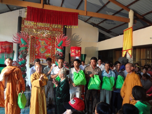 Đoàn từ thiện Đạo Phật Ngày Nay tặng quà và thuyết giảng tại TP. Cần Thơ