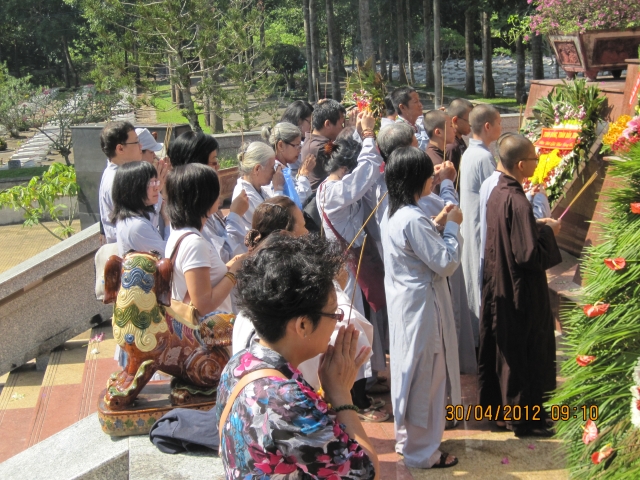 TP. HCM: Quan Âm tu viện thăm viếng Nghĩa Trang Liệt Sĩ Củ Chi nhân ngày 30/04