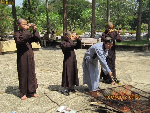 TP. HCM: Quan Âm tu viện thăm viếng Nghĩa Trang Liệt Sĩ Củ Chi nhân ngày 30/04