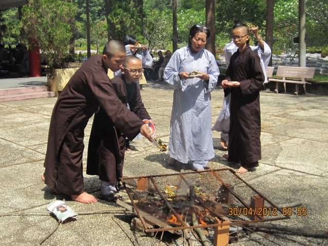 TP. HCM: Quan Âm tu viện thăm viếng Nghĩa Trang Liệt Sĩ Củ Chi nhân ngày 30/04