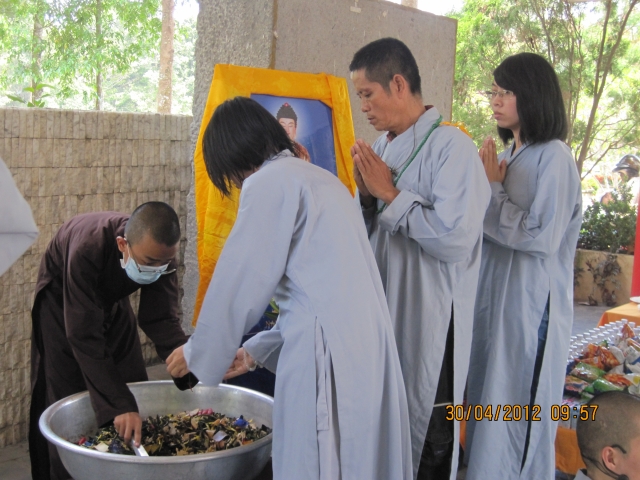 TP. HCM: Quan Âm tu viện thăm viếng Nghĩa Trang Liệt Sĩ Củ Chi nhân ngày 30/04