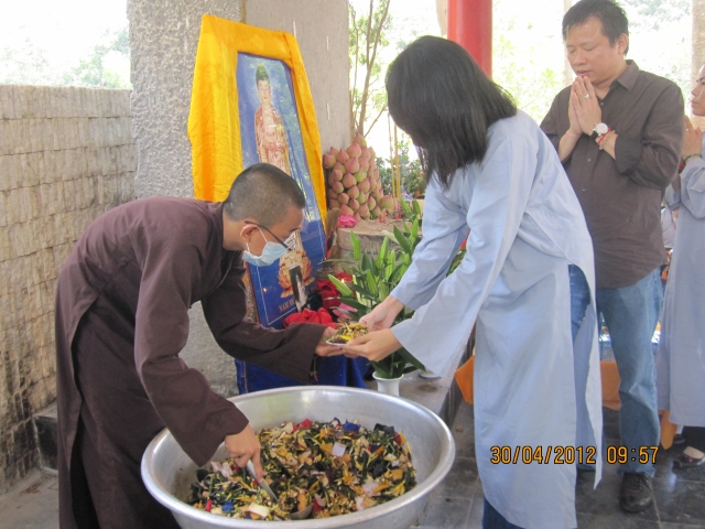 TP. HCM: Quan Âm tu viện thăm viếng Nghĩa Trang Liệt Sĩ Củ Chi nhân ngày 30/04