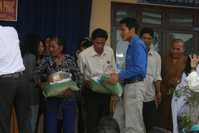 Đoàn từ thiện Đạo Phật Ngày Nay tại hai xã An Phúc và Định Thành A thuộc tỉnh Bạc Liêu