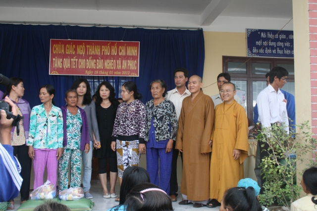 Đoàn từ thiện Đạo Phật Ngày Nay tại hai xã An Phúc và Định Thành A thuộc tỉnh Bạc Liêu