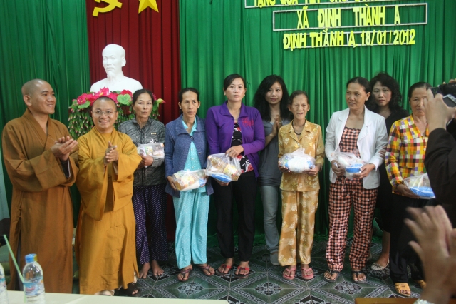 Đoàn từ thiện Đạo Phật Ngày Nay tại hai xã An Phúc và Định Thành A thuộc tỉnh Bạc Liêu