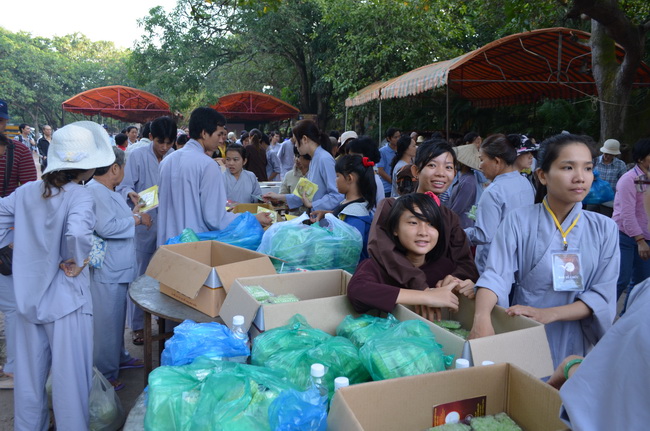 Viện Chuyên Tu, hơn 10.000  nam Nữ Phật tử về tham dự “Lễ Hội Vu Lan”