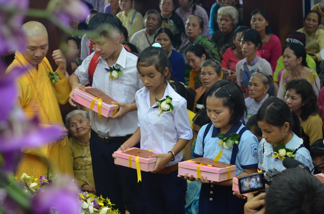 Viện Chuyên Tu, hơn 10.000  nam Nữ Phật tử về tham dự “Lễ Hội Vu Lan”
