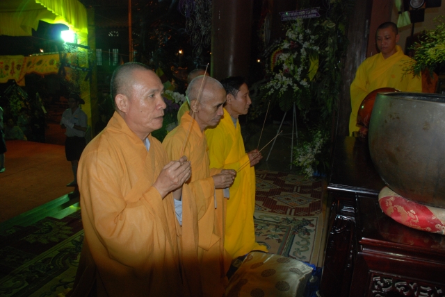 Thầy Tuệ Sỹ, thầy Lê Mạnh Thát cùng đến thọ tang cố HT. Thích Minh Châu