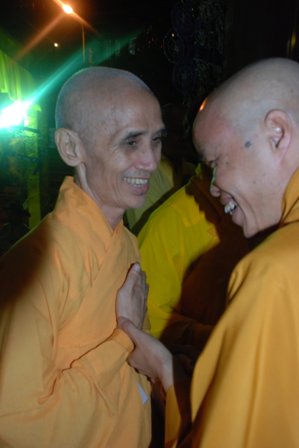 Thầy Tuệ Sỹ, thầy Lê Mạnh Thát cùng đến thọ tang cố HT. Thích Minh Châu
