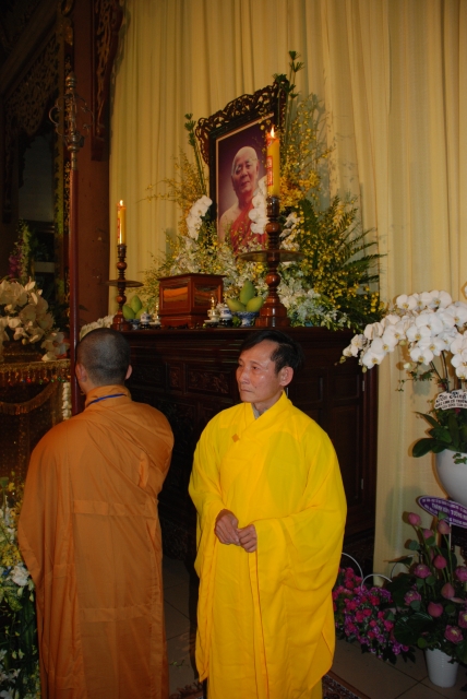 Thầy Tuệ Sỹ, thầy Lê Mạnh Thát cùng đến thọ tang cố HT. Thích Minh Châu