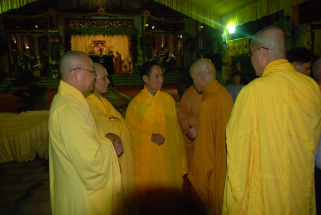 Thầy Tuệ Sỹ, thầy Lê Mạnh Thát cùng đến thọ tang cố HT. Thích Minh Châu