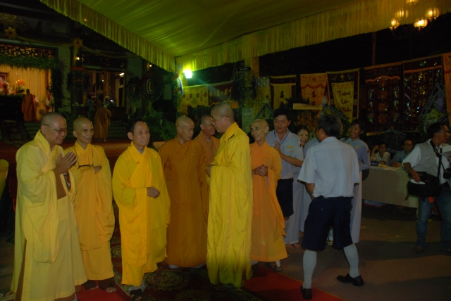 Thầy Tuệ Sỹ, thầy Lê Mạnh Thát cùng đến thọ tang cố HT. Thích Minh Châu