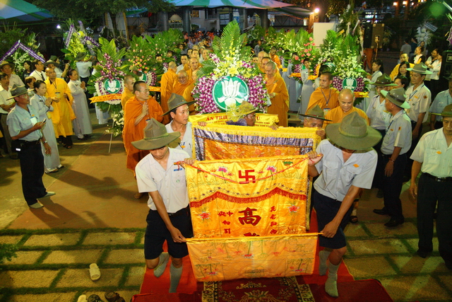 Thầy Tuệ Sỹ, thầy Lê Mạnh Thát cùng đến thọ tang cố HT. Thích Minh Châu
