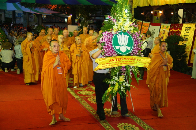 Thầy Tuệ Sỹ, thầy Lê Mạnh Thát cùng đến thọ tang cố HT. Thích Minh Châu