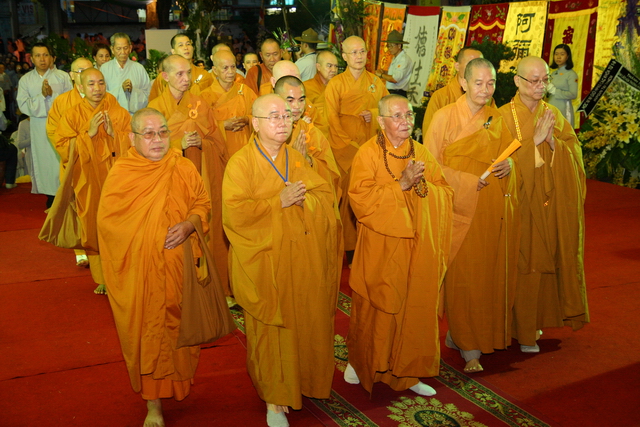 Thầy Tuệ Sỹ, thầy Lê Mạnh Thát cùng đến thọ tang cố HT. Thích Minh Châu