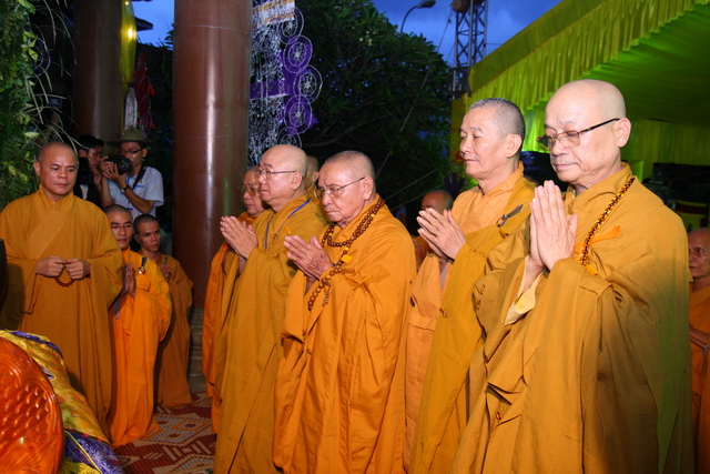 Thầy Tuệ Sỹ, thầy Lê Mạnh Thát cùng đến thọ tang cố HT. Thích Minh Châu