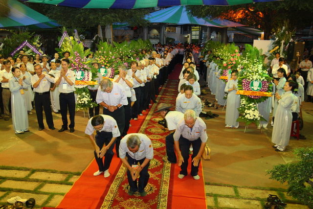 Thầy Tuệ Sỹ, thầy Lê Mạnh Thát cùng đến thọ tang cố HT. Thích Minh Châu
