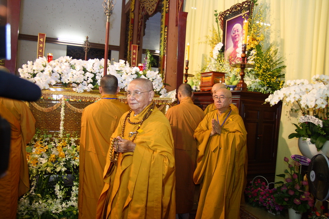 Thầy Tuệ Sỹ, thầy Lê Mạnh Thát cùng đến thọ tang cố HT. Thích Minh Châu