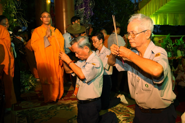 Thầy Tuệ Sỹ, thầy Lê Mạnh Thát cùng đến thọ tang cố HT. Thích Minh Châu
