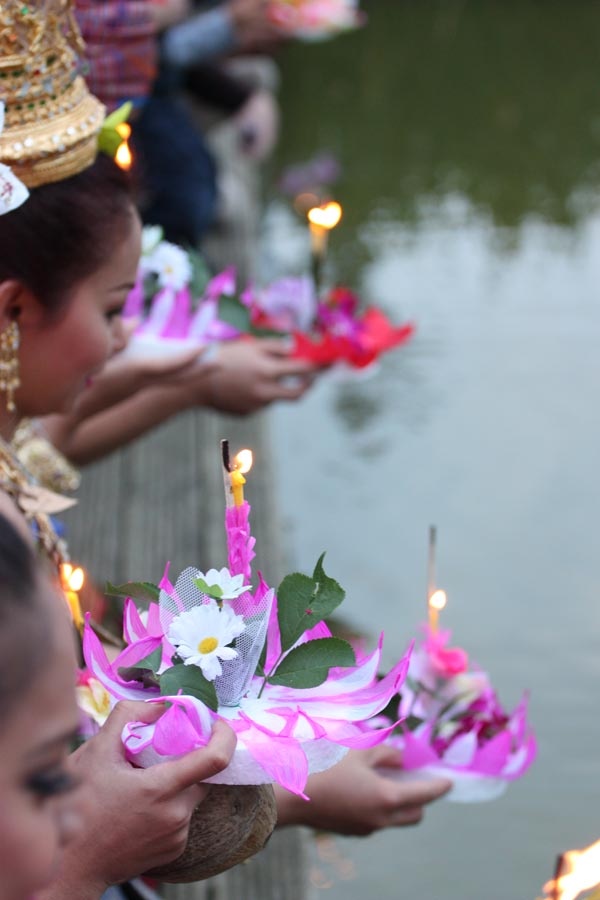 Lung linh sắc đèn hoa lễ hội Loy Krathong