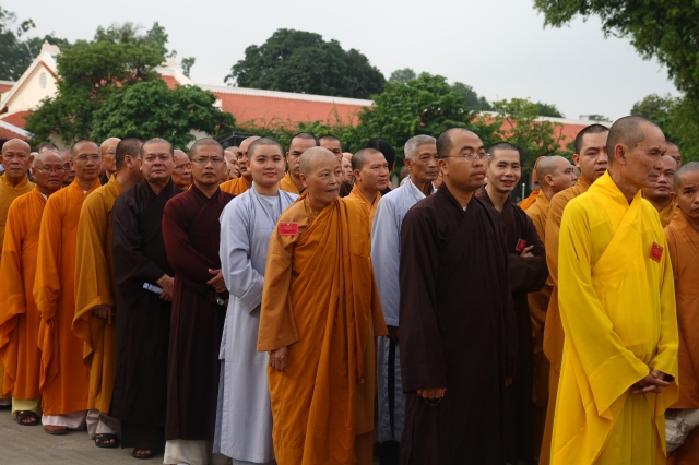 Hà Nội: Chư tôn đức giáo phẩm cùng Phật tử viếng lăng Hồ Chủ Tịch