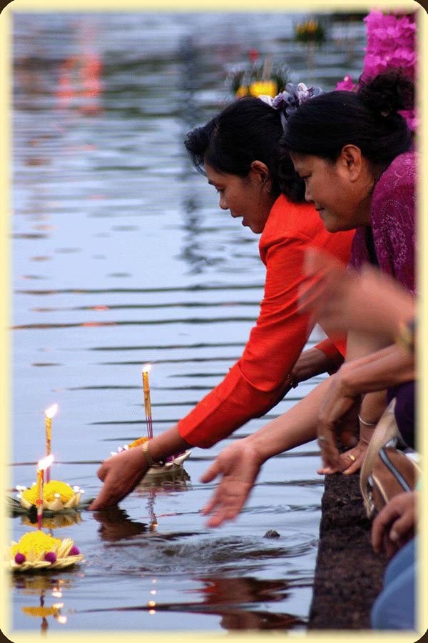 Lung linh sắc đèn hoa lễ hội Loy Krathong
