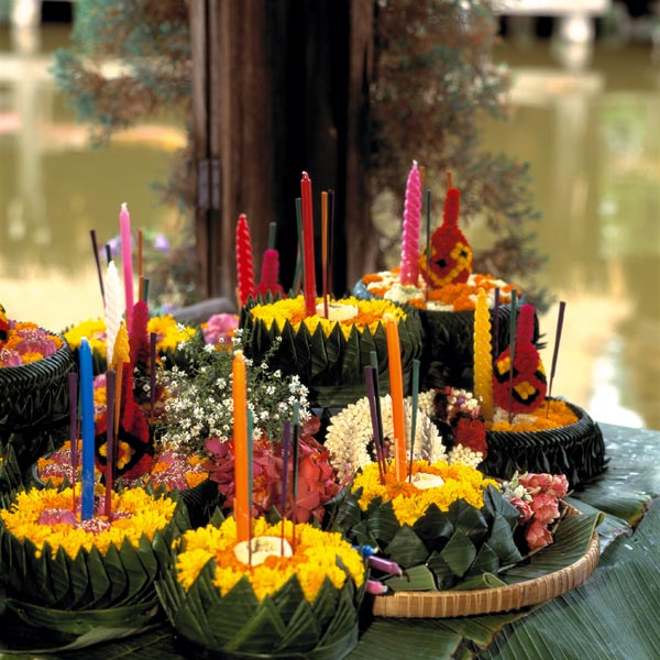 Lung linh sắc đèn hoa lễ hội Loy Krathong