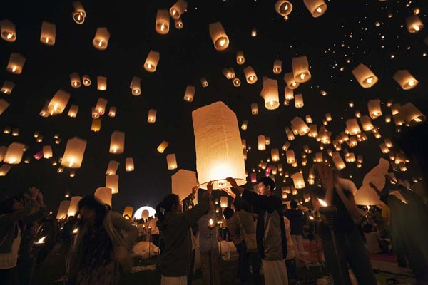 Lung linh sắc đèn hoa lễ hội Loy Krathong
