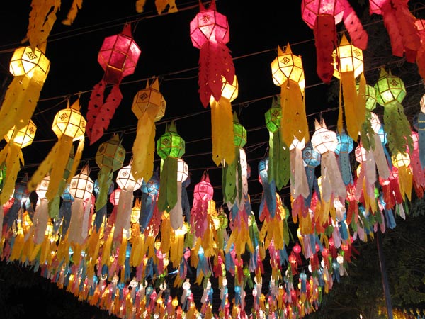 Lung linh sắc đèn hoa lễ hội Loy Krathong