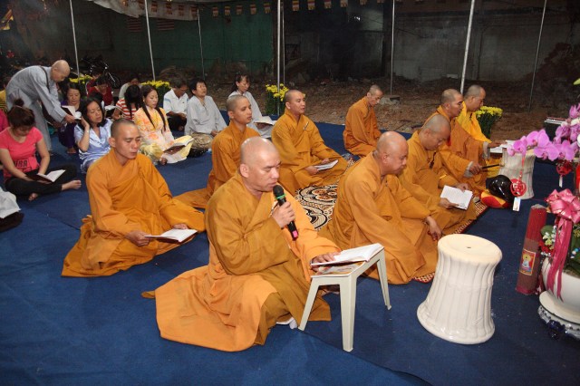 Chùm ảnh: Lễ đón giao thừa xuân Quý Tỵ tại chùa Giác Ngộ