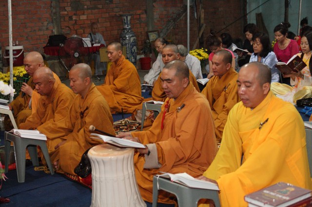 Chùm ảnh: Lễ đón giao thừa xuân Quý Tỵ tại chùa Giác Ngộ