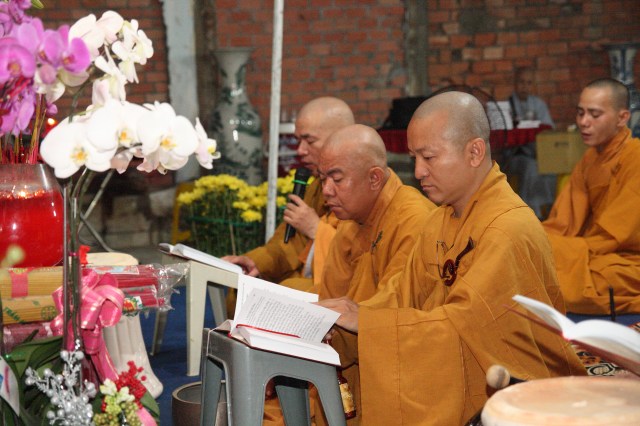 Chùm ảnh: Lễ đón giao thừa xuân Quý Tỵ tại chùa Giác Ngộ