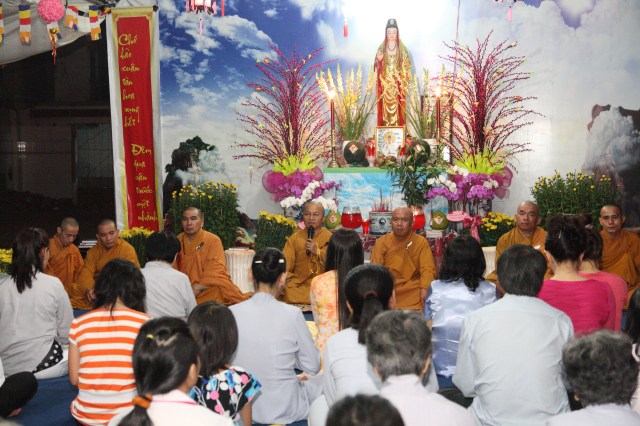 Chùm ảnh: Lễ đón giao thừa xuân Quý Tỵ tại chùa Giác Ngộ