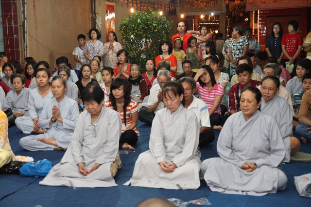 Chùm ảnh: Lễ đón giao thừa xuân Quý Tỵ tại chùa Giác Ngộ