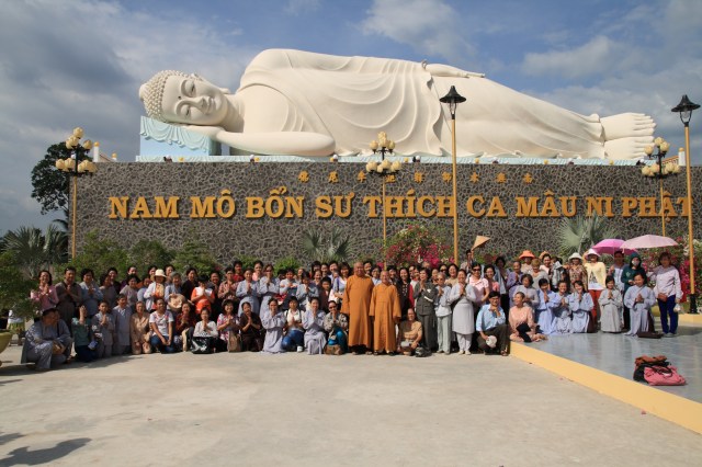 Chùm ảnh: Chùa Giác Ngộ tổ chức hành hương 10 chùa đầu xuân Quý Tỵ