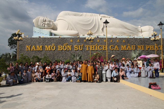 Chùm ảnh: Chùa Giác Ngộ tổ chức hành hương 10 chùa đầu xuân Quý Tỵ